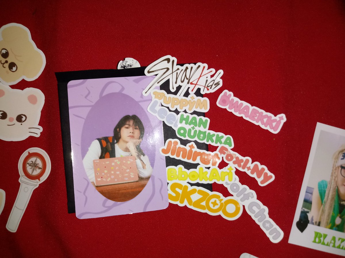 sendoessencia's tweet photo. @MawariStudio 
E prabme deixar mais feliz ainda, eu ganhei um brinde 🎉
Um card perfeito o Hanse e, por ter comprado os adesivos dos animais do Stray Kids, também ganhei adesivos do nome de cada um 😍😍😍😍
Por falar em adesivos, eu colei alguns do kit do Hanse no meu not 😍 https://t.co/su1ZCt9jde
