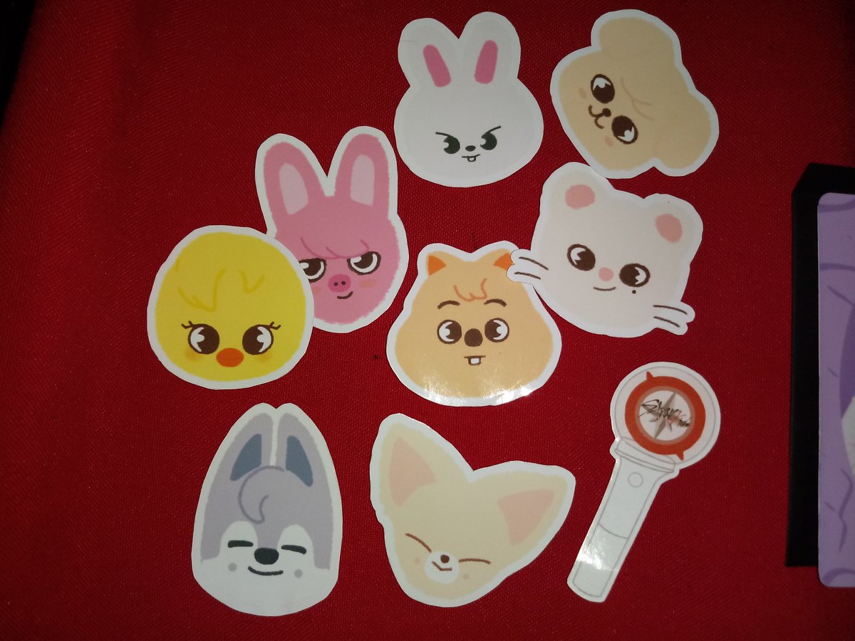 sendoessencia's tweet photo. @MawariStudio 
E prabme deixar mais feliz ainda, eu ganhei um brinde 🎉
Um card perfeito o Hanse e, por ter comprado os adesivos dos animais do Stray Kids, também ganhei adesivos do nome de cada um 😍😍😍😍
Por falar em adesivos, eu colei alguns do kit do Hanse no meu not 😍 https://t.co/su1ZCt9jde