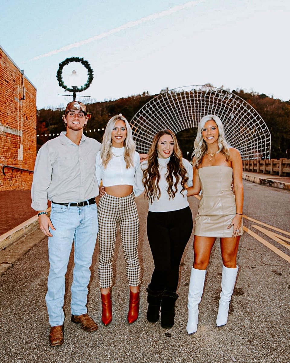 linds_gappa's tweet photo. Thankful 🍽🖤 https://t.co/D4zePBqPc1