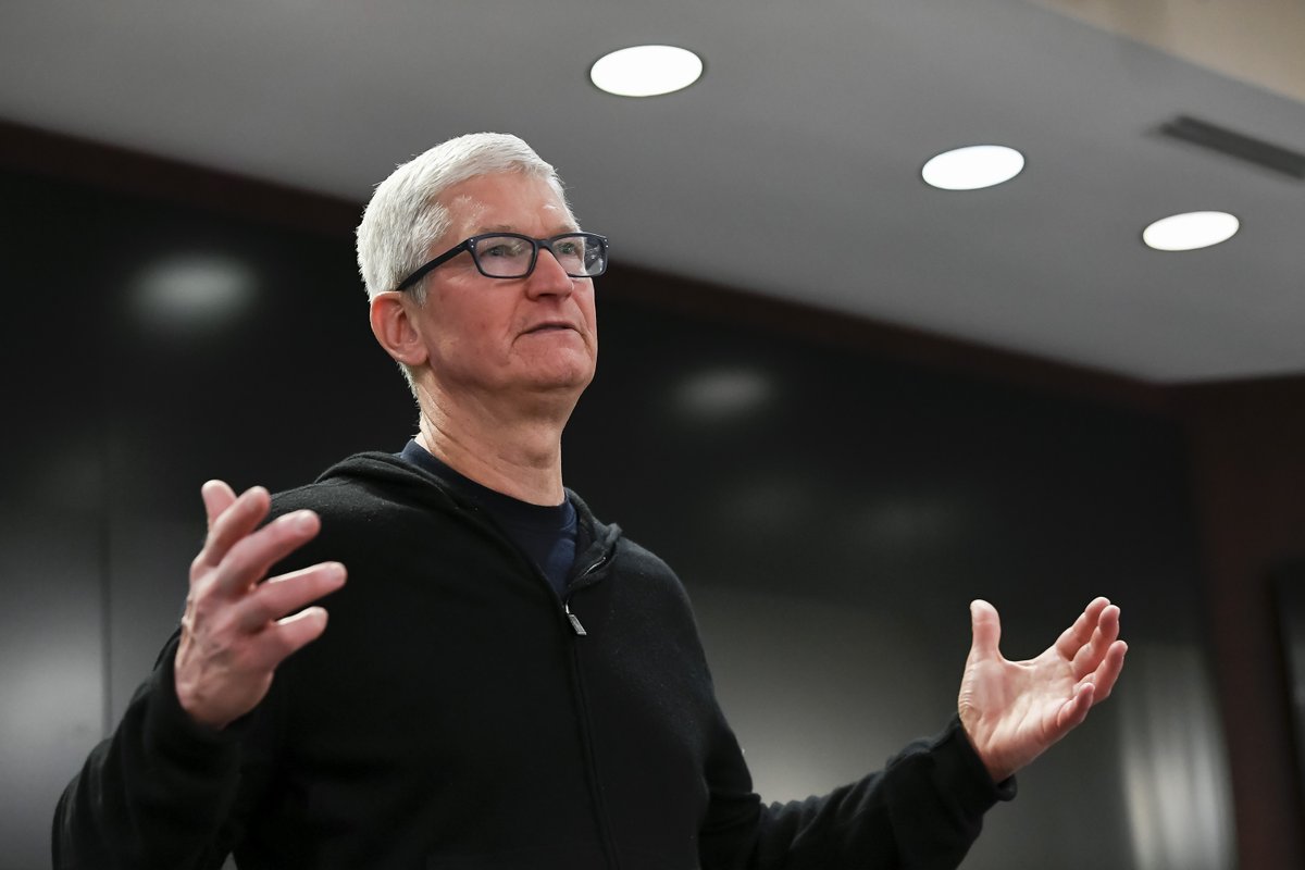 AuburnFootball's tweet photo. A huge thank you to @tim_cook for taking time to talk with our guys today!

#WarEagle | #AuburnMade https://t.co/vz1BSefuI9