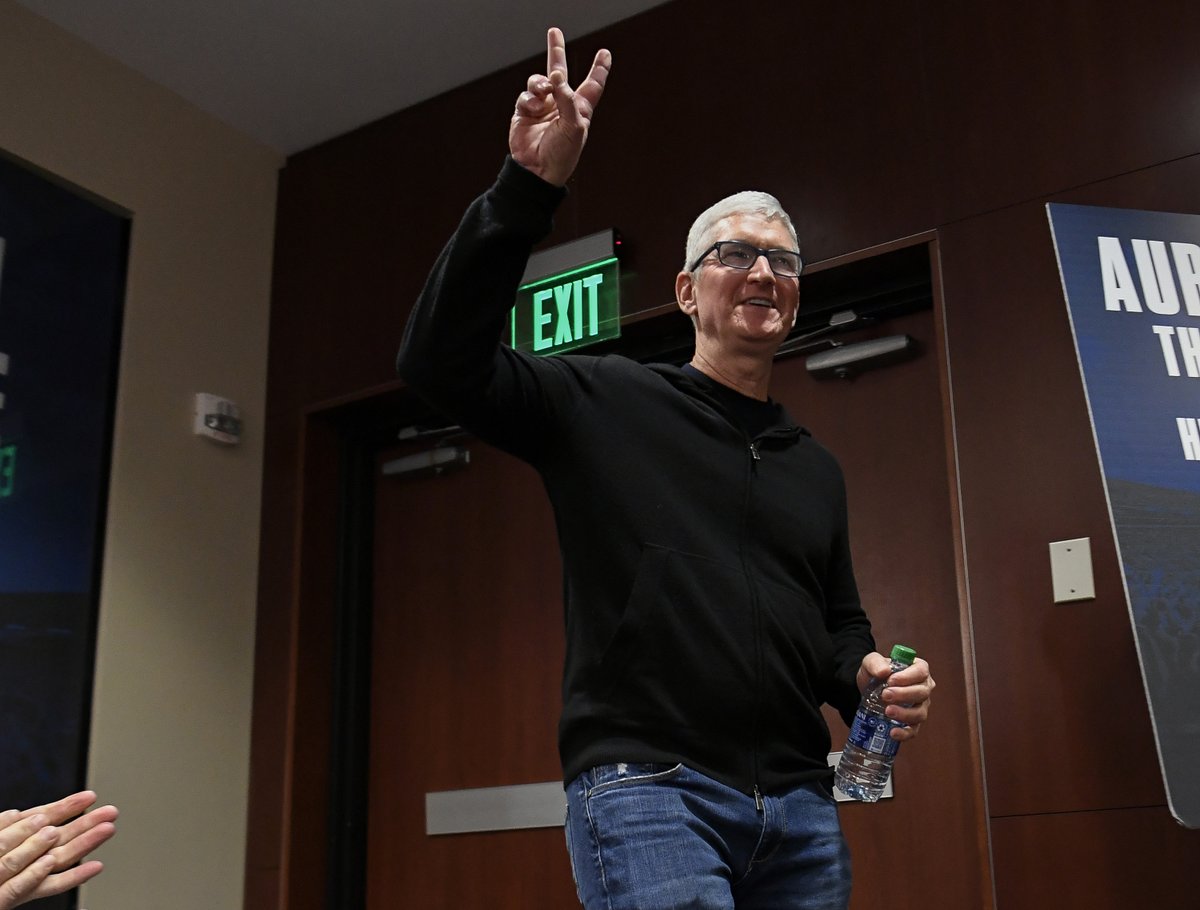 AuburnFootball's tweet photo. A huge thank you to @tim_cook for taking time to talk with our guys today!

#WarEagle | #AuburnMade https://t.co/vz1BSefuI9