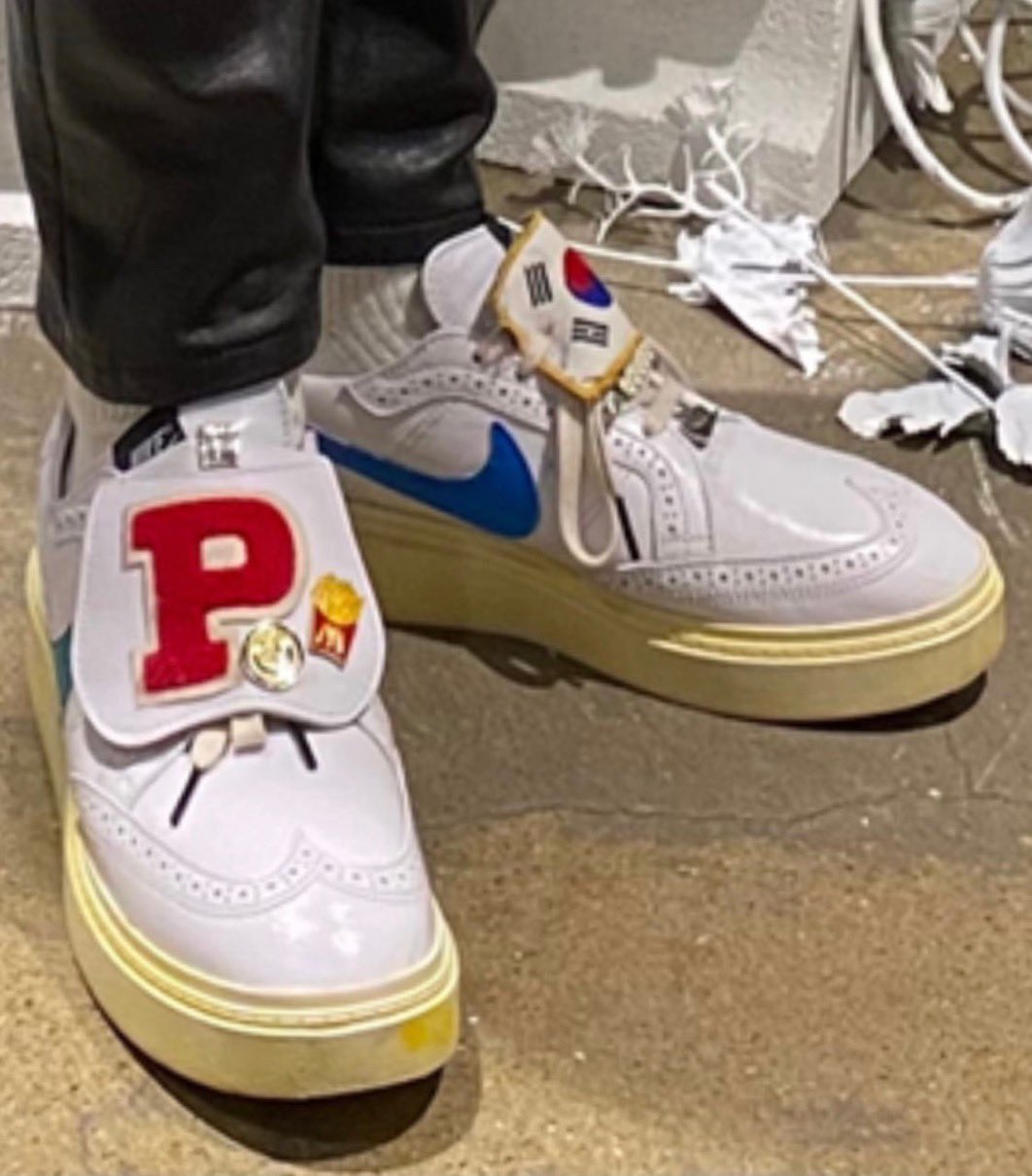 カスタムNike✖︎PEACEMINUSONE コラボ スニーカーG-DRAGON G-DRAGONがカスタムメイドの Nike Para-noise AF1 “VV” を着用
