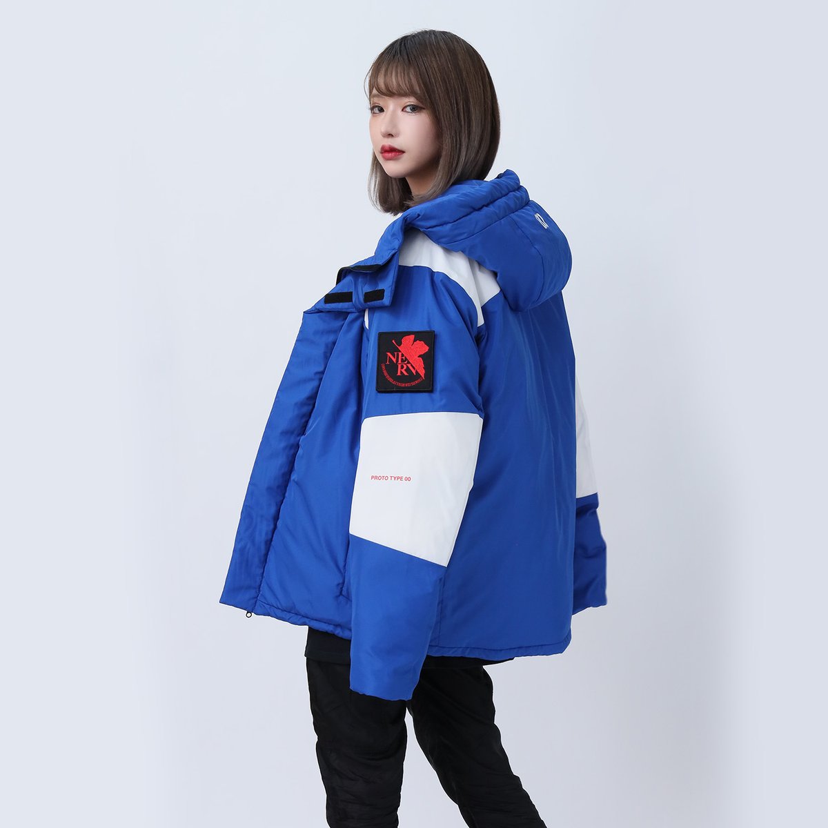 RADIOEVA_SHOP's tweet photo. 湾曲した羽軸を持っているので弾力性があり、型崩れしにくく非常に軽くて保湿性と通気性に優れたダウンジャケットに最適なリアルフェザーを用いた本格アウター。今冬限りのマストバイアウターです！

https://t.co/MywnpXb9OD

#RADIOEVA
#EVANGELION https://t.co/qFutSeGhoG