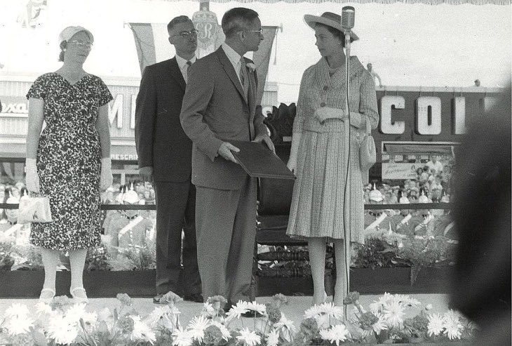 Colesthebookppl's tweet photo. A couple pictures of Her Majesty The Queen during her June 30, 1959 visit to the Golden Mile Plaza standing in front of Coles
#oldtoronto #scarborough #books #Colesnotes #bookstore #queen #queenelizabeth https://t.co/ht3yzxybrR