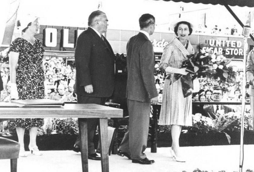 Colesthebookppl's tweet photo. A couple pictures of Her Majesty The Queen during her June 30, 1959 visit to the Golden Mile Plaza standing in front of Coles
#oldtoronto #scarborough #books #Colesnotes #bookstore #queen #queenelizabeth https://t.co/ht3yzxybrR
