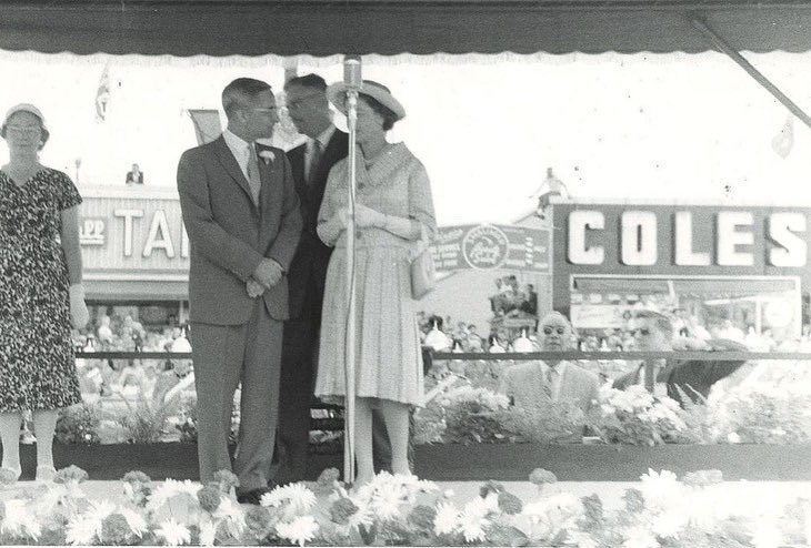 Colesthebookppl's tweet photo. A couple pictures of Her Majesty The Queen during her June 30, 1959 visit to the Golden Mile Plaza standing in front of Coles
#oldtoronto #scarborough #books #Colesnotes #bookstore #queen #queenelizabeth https://t.co/ht3yzxybrR