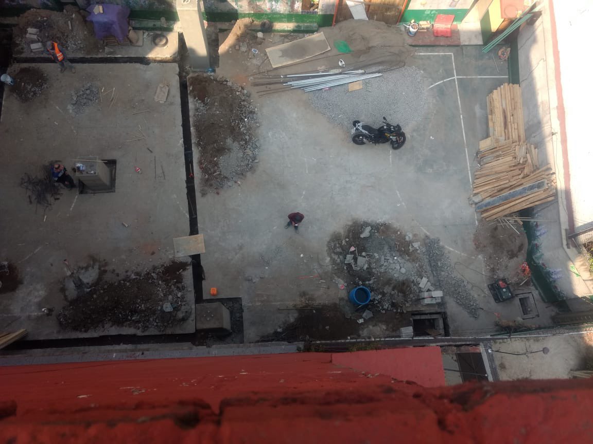 Madisol26m's tweet photo. En la calle de Mirlo 75 de la Alcaldía Coyoacán se está construyendo antena de comunicaciones en predio irregular de zona habitacional. Entre edificios y casas  @Alcaldia_Coy @Claudiashein @GobCDMX @GobiernoMX @lopezobrador_ @SOBSECDMX @SEDEMA_CDMX @giogutierrezag @vecinoscoy https://t.co/lwMTV1Ao5r