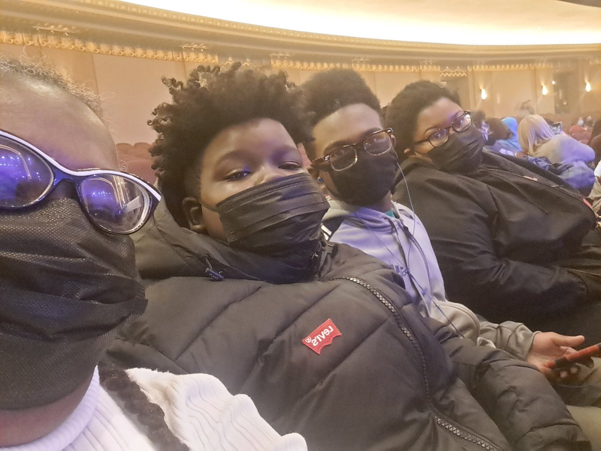 mrshenrymcgee's tweet photo. Spending my evening with my 3 best accomplishments @MsPaigeMHenry @MrMylesMcGee @MrDrewMcGee enjoying Hip Hop Nutcracker @HHNutcracker. My 3 ❤❤❤. https://t.co/QjA8kFp2bY