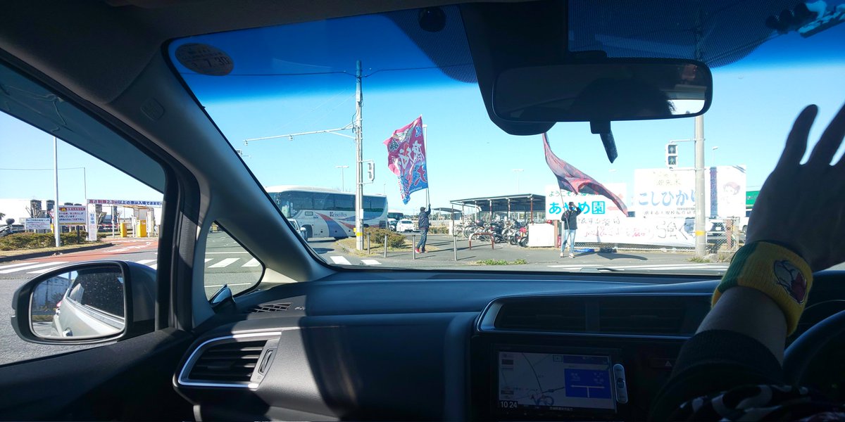 AntlersLive's tweet photo. 【鳥栖戦】潮来IC降りたところでいつものお出迎え。大旗振りに応える様に車内からみんなで手を振り返しました。力をもらいました！ #鹿島アントラーズ https://t.co/Oc3kHDuwOz