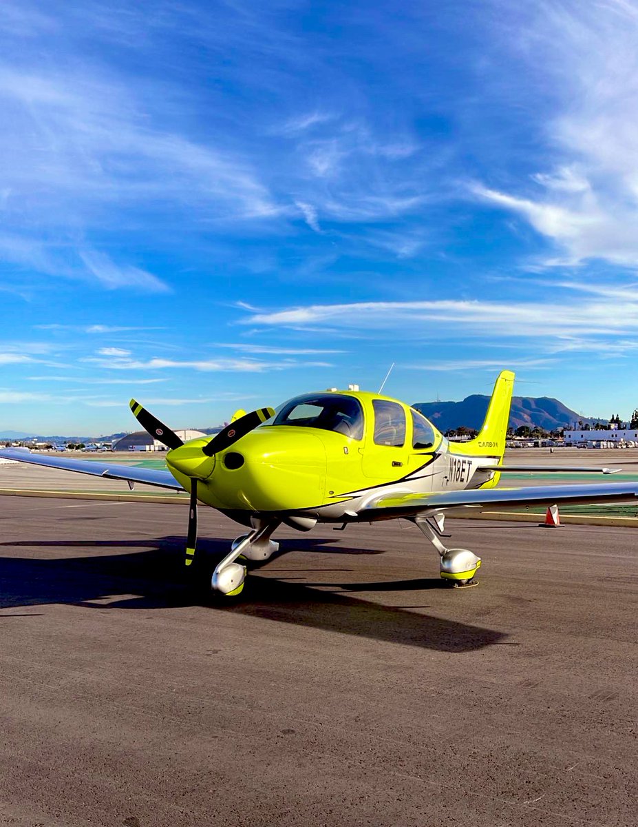 Arrive to your meetings in style and turn some heads on the ramp ✈️