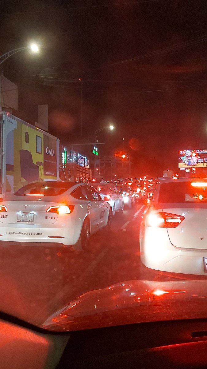 rob_bol's tweet photo. @OVIALCDMX ojalá ayuden con los semáforos en Monterrey y Viaducto. Llevamos 25 min estacionados @UCS_GCDMX https://t.co/FceRK16035