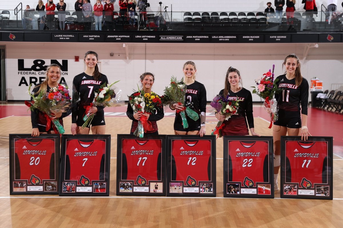 LouisvilleVB's tweet photo. A special season.
A special night.
A special group of seniors. 

#GoCards https://t.co/8EGRUaLiOa