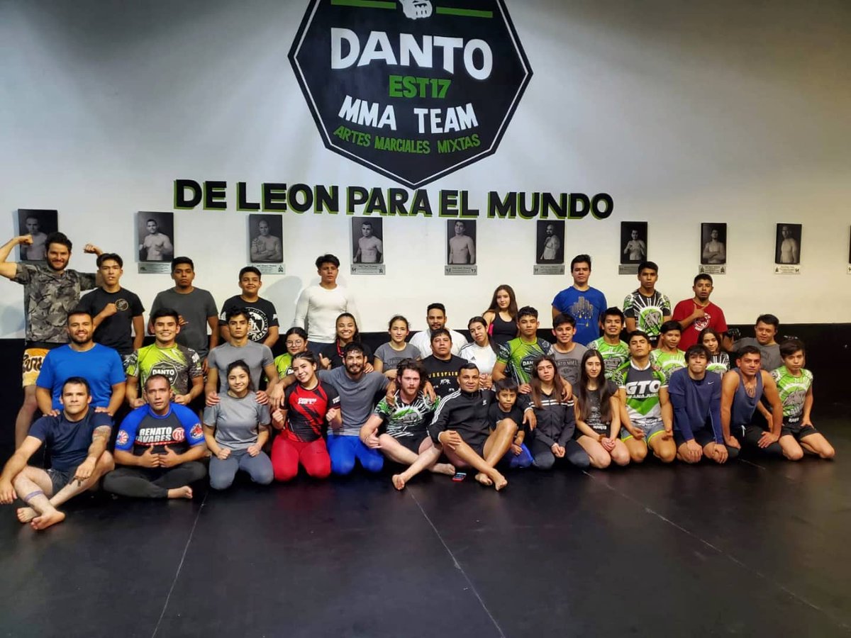 carlossj3_'s tweet photo. Spreading that #SilvaTrained mentality. Had a lot of fun doing this #wrestling for #mma seminar in #Leon https://t.co/bqiHNafek3
