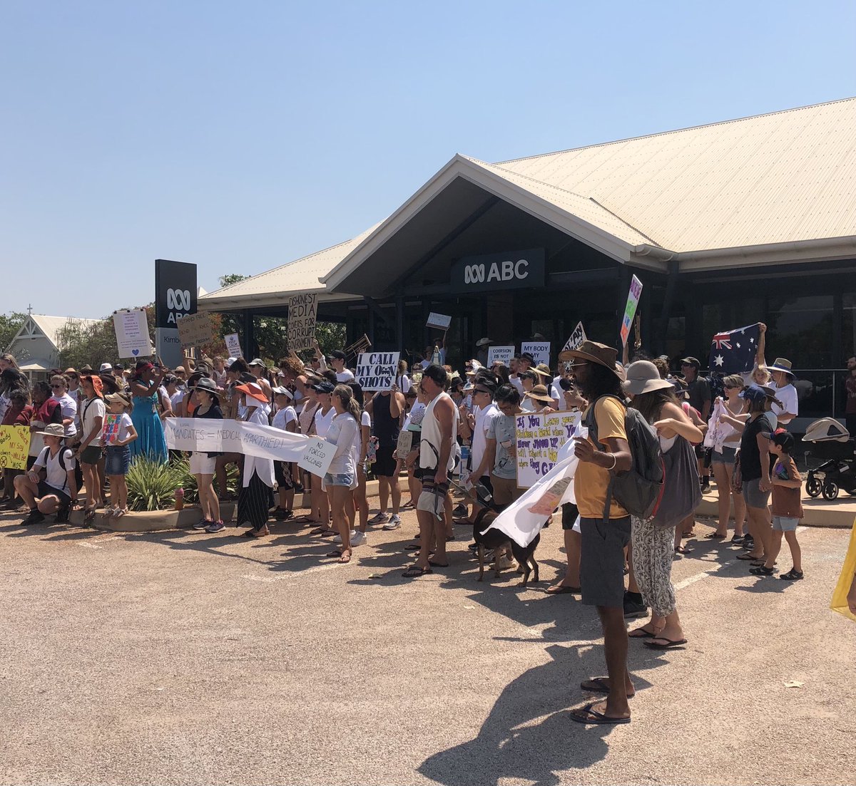 Broome ABC office this morning: anti vax protesters fire off air horns, mega phones, shout, faces pushed up against the glass. Inside staff working overtime to provide emergency bushfire warnings as fire threatens homes just outside town.
