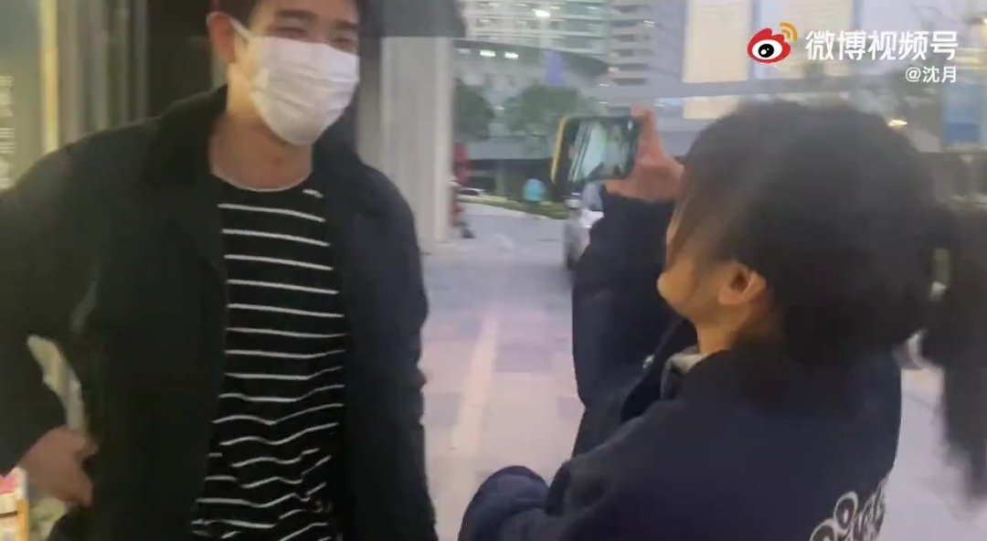 HELLOstuPID26's tweet photo. Ohhhh. Yueyue was wearing the same jacket when she met with #JasperLiu, which she posted on her latest vlog.

I think Jasper visited her on the filming set..

#ShenYue #ChenZheyuan https://t.co/YlmAe20Dx7