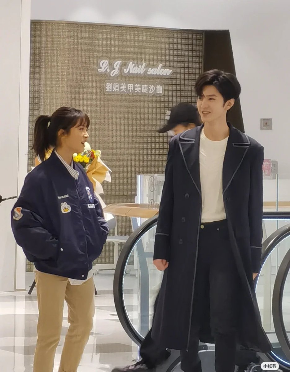 HELLOstuPID26's tweet photo. Ohhhh. Yueyue was wearing the same jacket when she met with #JasperLiu, which she posted on her latest vlog.

I think Jasper visited her on the filming set..

#ShenYue #ChenZheyuan https://t.co/YlmAe20Dx7