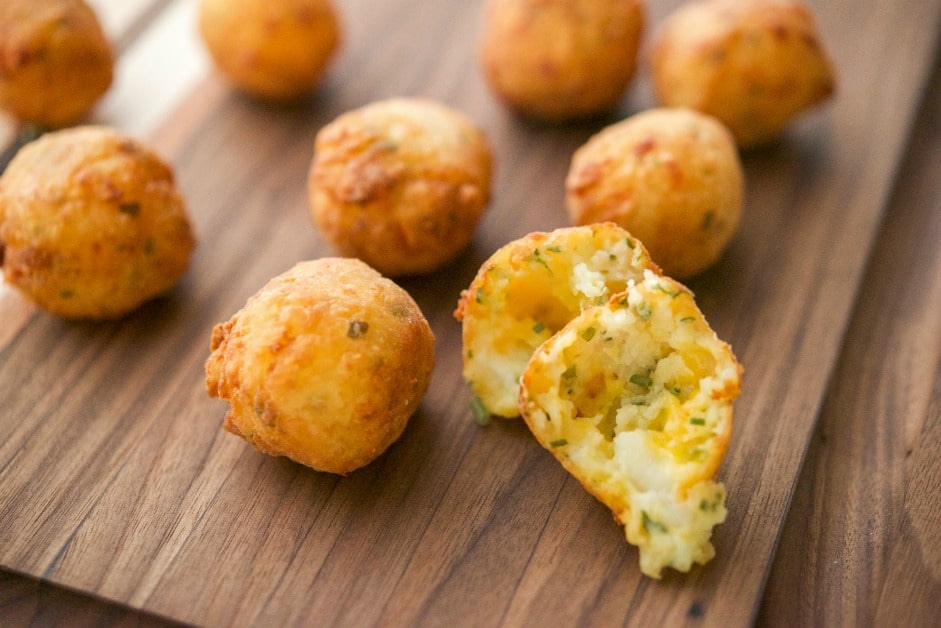 CarriesExpKtchn's tweet photo. Turn your creamy, day old mashed potatoes into a light and tasty, cheesy appetizer with these Cheddar & Chive Potato Puffs.
Recipe: https://t.co/REdv4VnKlP #potatoes #sides #leftoverpotatoes https://t.co/N1bPOtNR1h