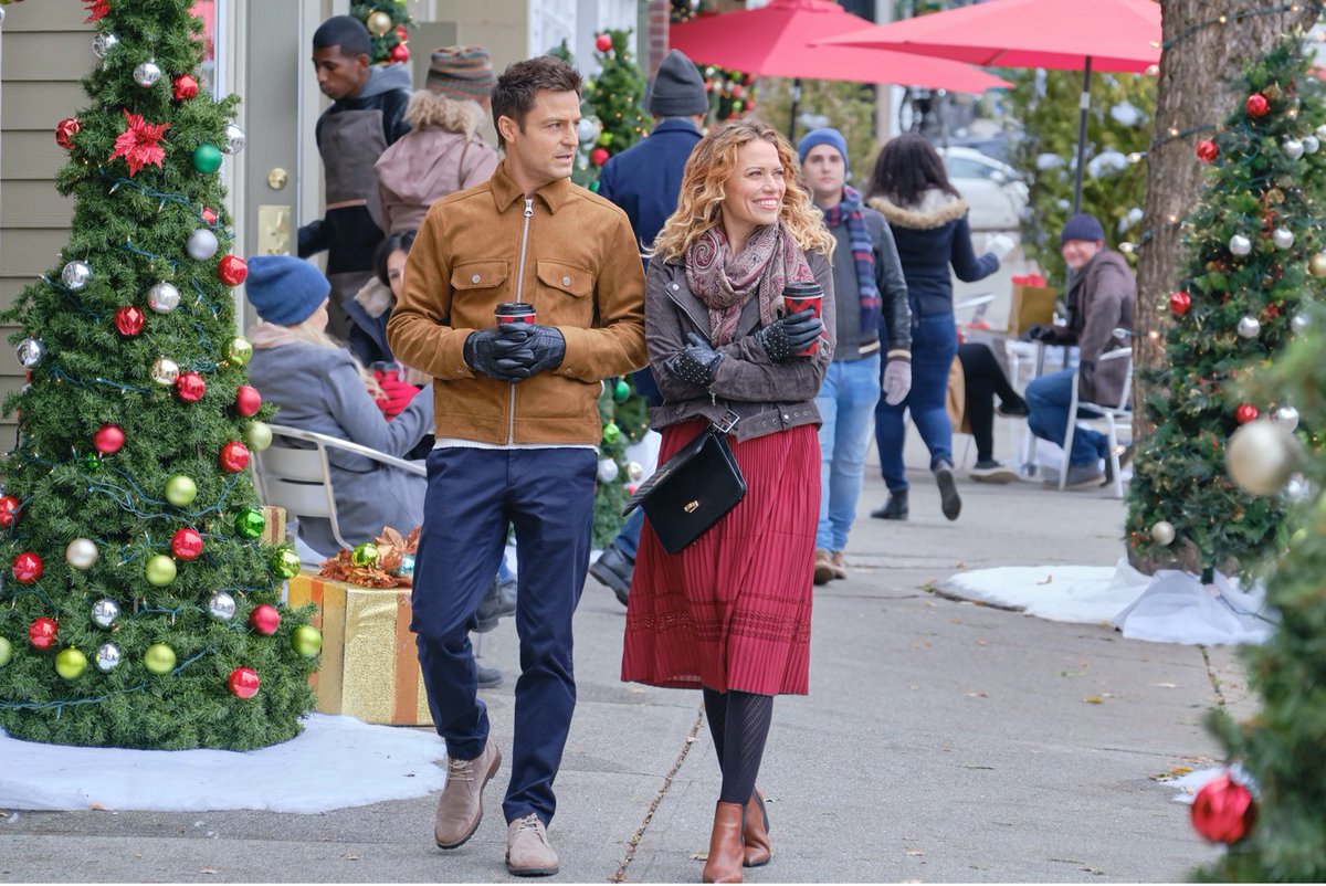 hallmarkchannel's tweet photo. Although it’s a faux relationship, Jamie @tyler_hynes and Emily @BethanyJoyLenz make a great team! ☺️ Who agrees? #AnUnexpectedChristmas #MerryThanksgivingWeekend https://t.co/6xnWVbCH3Y