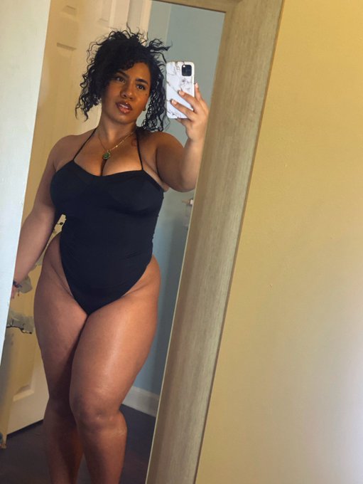 Thick girls were made for cuddlin 🤎 https://t.co/CJInn0Heh4