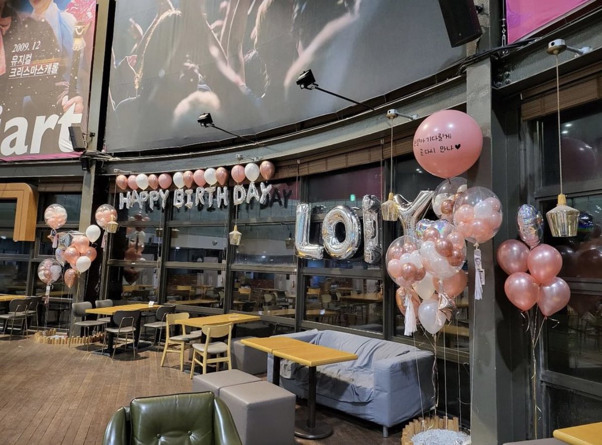 oshcuddles's tweet photo. The cafe inside the musical venue is ready for #HappyChanyeolDay‌ I hope Chanyeol will see this 💗 https://t.co/Ml8TT5M4hC