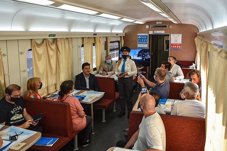 EduardoFeijoo's tweet photo. Hoy, junto al presidente de Trenes Argentinos @MartinMarinucci brindamos una capacitación a las y los periodistas de tránsito en el Coche Comedor del Tren a Mar del Plata. 
Gracias a todos los compañeros ferroviarios que hicieron posible esta jornada.
#TrenesSeguros🚆
#GPySI👮🏻‍♂️ https://t.co/iB7ixby76L