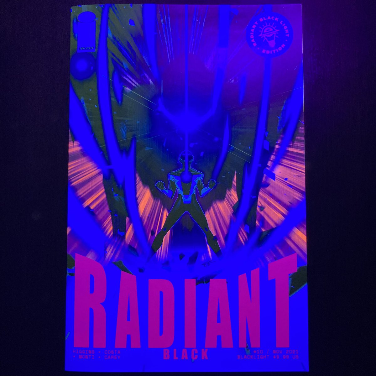 MyRadiantBlack's tweet photo. Radiant Black #10
November 2021
by Kyle Higgins, Eleonora Carlini (cover), Igor Monti, Marcelo Costa, and Becca Carey
#RadiantBlack #image #imagecomics #comic #comics #comicbook
#KyleHiggins #EleonoraCarlini #IgorMonti #MarceloCosta #BeccaCarey https://t.co/HzAe7MBqmi