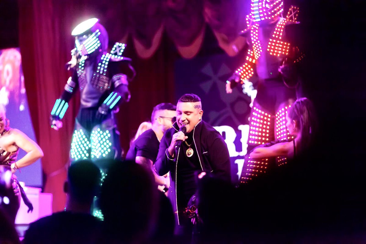 fariamthedragon's tweet photo. Noche de concierto, noche de colaboraciones, éxito total, Osmani García Viral… 
.
.
.

.
.
#ledrobot #fariamarts #myhoraloca #stilts #dancer #concierto #luxury #flamingotheaterbar #llenototal #osmanigarcia #viral #osmanigarciaviral #drums https://t.co/lBLYXDfq7V
