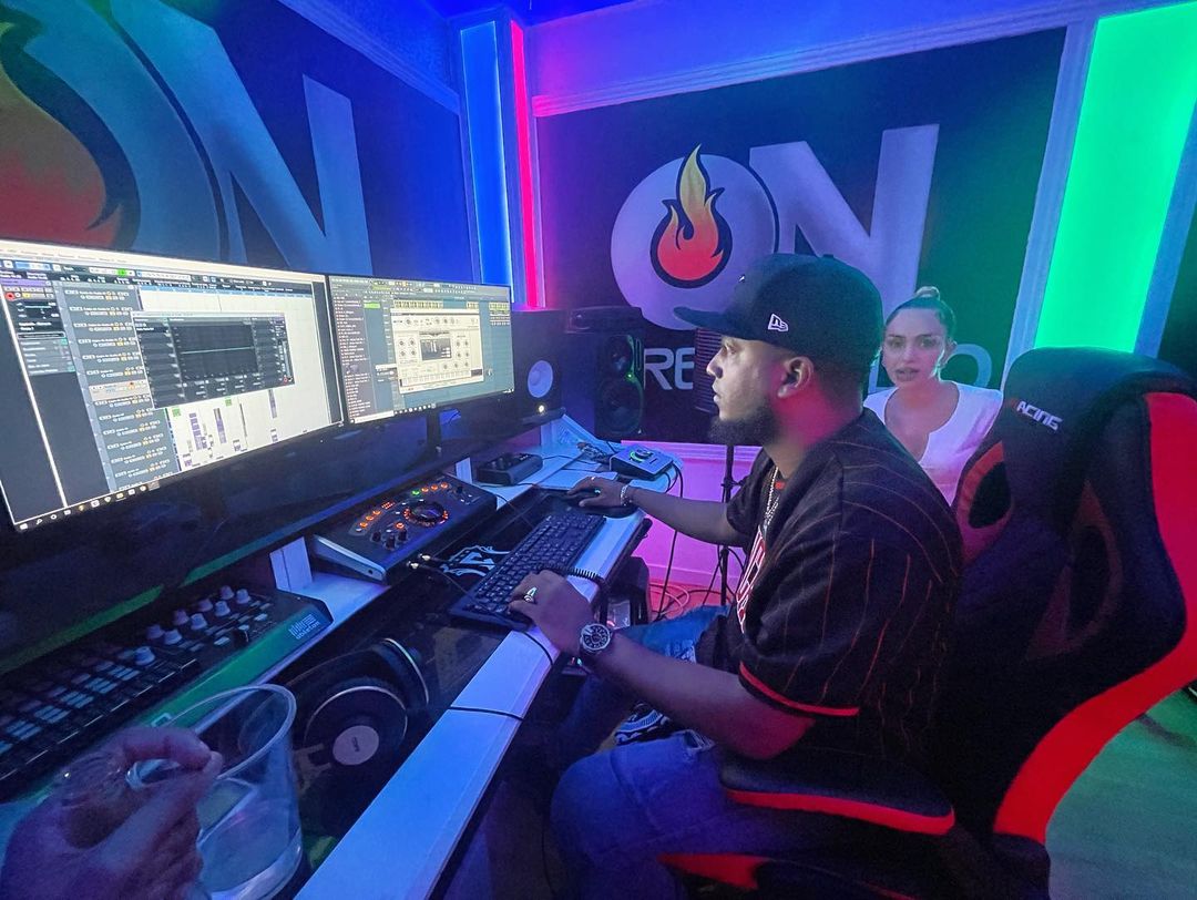 BadGyalUpdates's tweet photo. Bad Gyal en el estudio con @LEORD01 , conocido productor dominicano encargado de producir temas de dembow como "Linda", "Perra" y "Desacato Escolar"! 🔥 https://t.co/CnsdsPcgxQ
