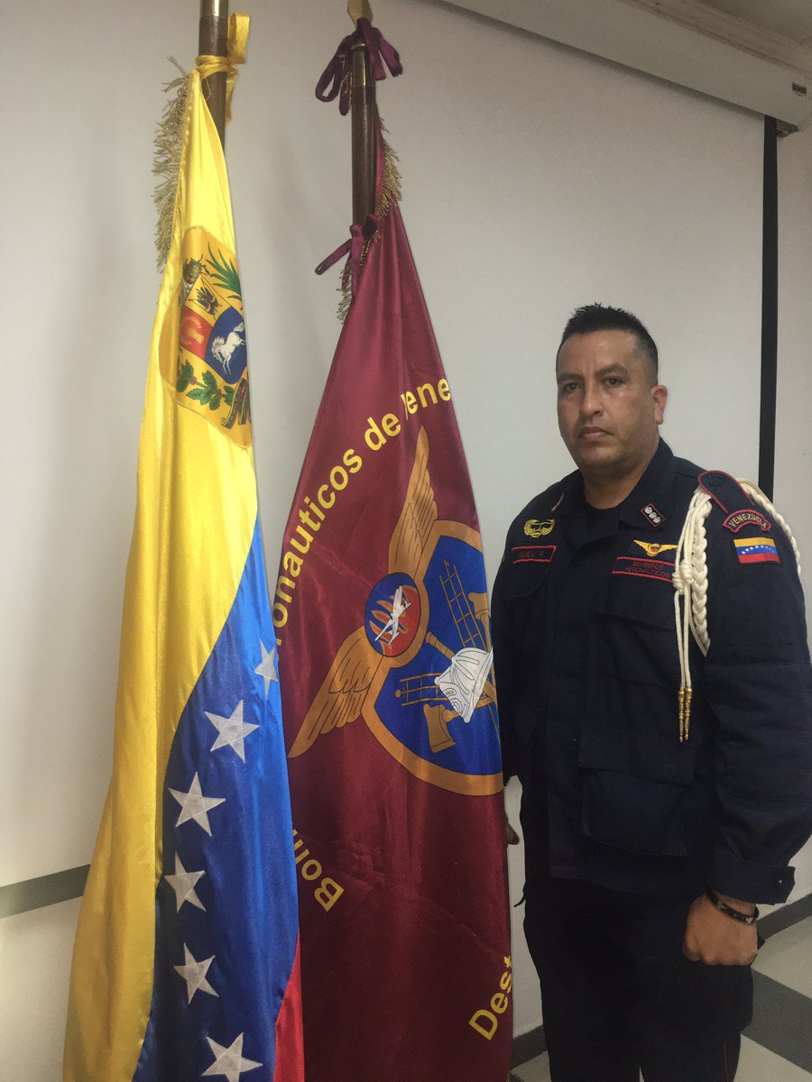 BomberosAerona1's tweet photo. #hoy Se efectuó la transferencia de Comando en el destacamento de #bomberosaeronauticos de la #bagfm donde el Cap. Pablo Mujica le hizo entrega al Primer Teniente Gregorio Zarate de las responsabilidades al frente de tan importante servicio de atención de emergencias . https://t.co/XSliWOn7J8