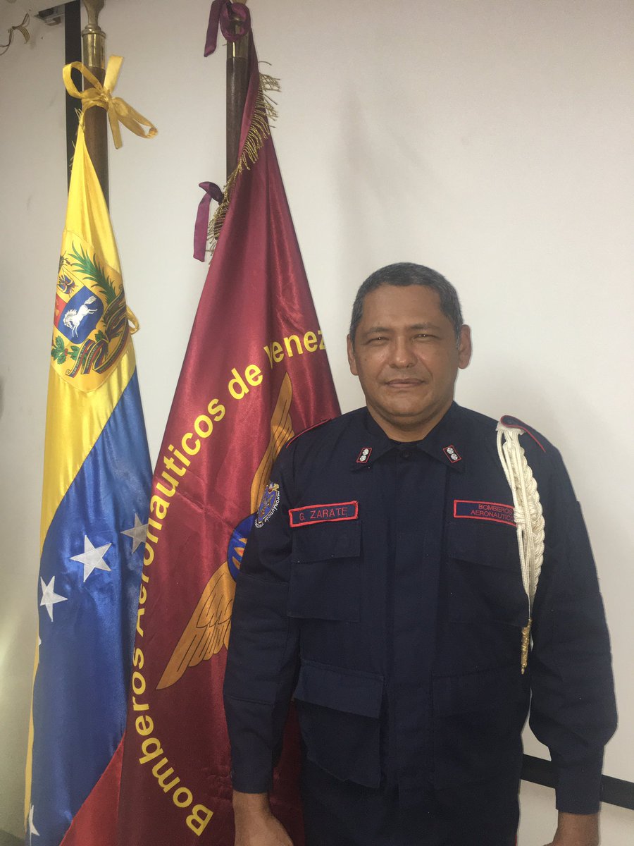 BomberosAerona1's tweet photo. #hoy Se efectuó la transferencia de Comando en el destacamento de #bomberosaeronauticos de la #bagfm donde el Cap. Pablo Mujica le hizo entrega al Primer Teniente Gregorio Zarate de las responsabilidades al frente de tan importante servicio de atención de emergencias . https://t.co/XSliWOn7J8