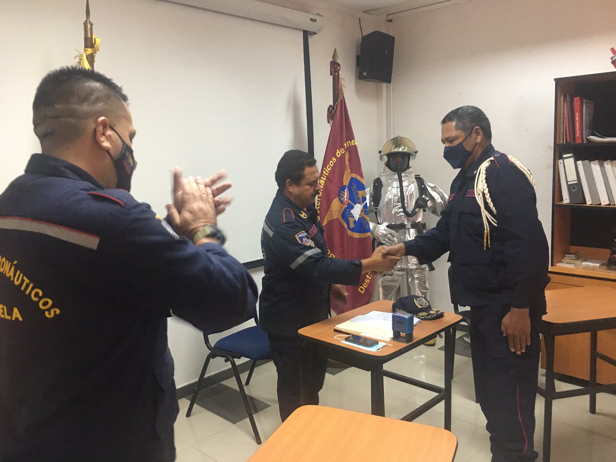 BomberosAerona1's tweet photo. #hoy Se efectuó la transferencia de Comando en el destacamento de #bomberosaeronauticos de la #bagfm donde el Cap. Pablo Mujica le hizo entrega al Primer Teniente Gregorio Zarate de las responsabilidades al frente de tan importante servicio de atención de emergencias . https://t.co/XSliWOn7J8