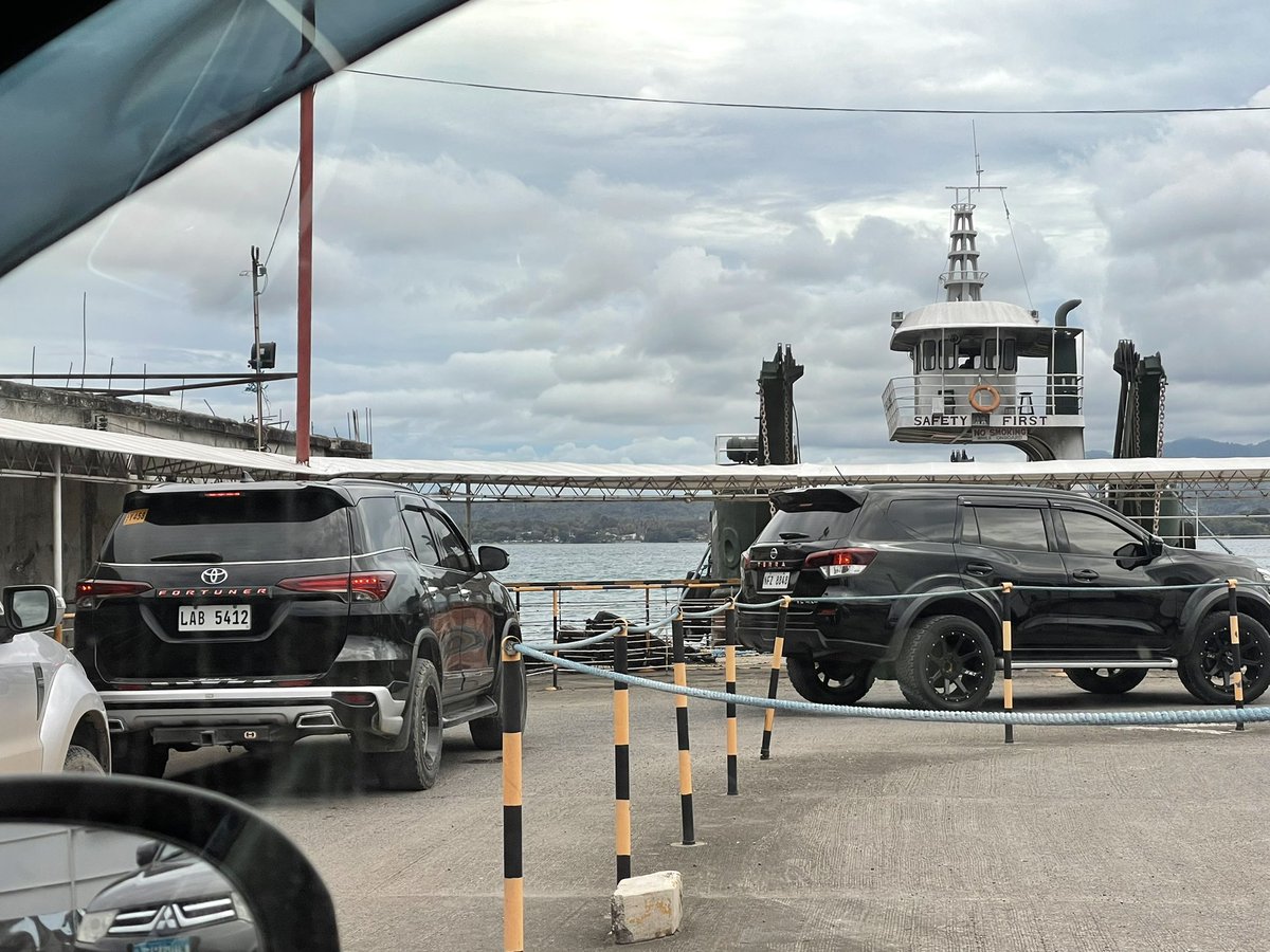 MackinleyZamora's tweet photo. PASIKATIN NATIN. While others patiently waited for hours, these two black SUVs, escorted by a police car, cut the very long line at the barge going to Samal Island from Davao pier. This is what's wrong with this govt, dami felling entitled. I miss Pnoy's "no wangwang" policy. https://t.co/a31YY3ZJIP