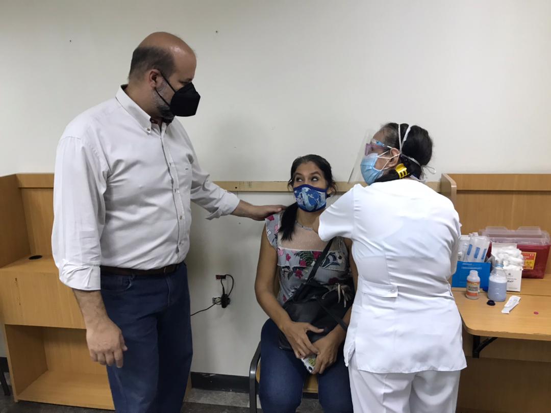 JorgeChayebM1's tweet photo. ¡Desplegados combatiendo el #covid_19 en #Chacao!

Para nosotros construir bienestar de forma constante y humana destinado a la municipalidad es nuestro horizonte principal, mantener la vida a toda costa. https://t.co/mgKBvjEy3G