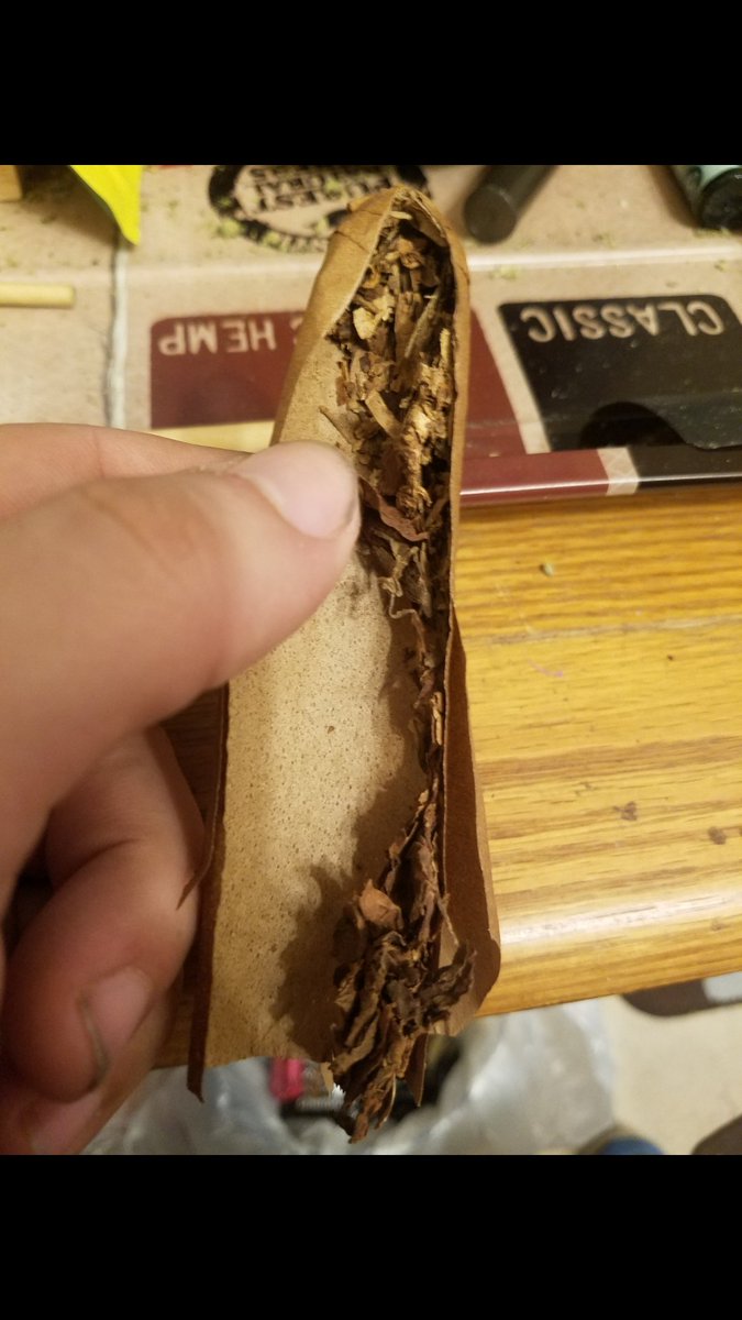 MacMiX931's tweet photo. @PhilliesBlunts  Yoo can Yall Please Stop With the Glue line In the Shell!! Nobody smokes the contents inside. Need a phillie shell where the tobacco drops out with ease 
#TeamNoGlueLine https://t.co/T5GZz1Ncpz
