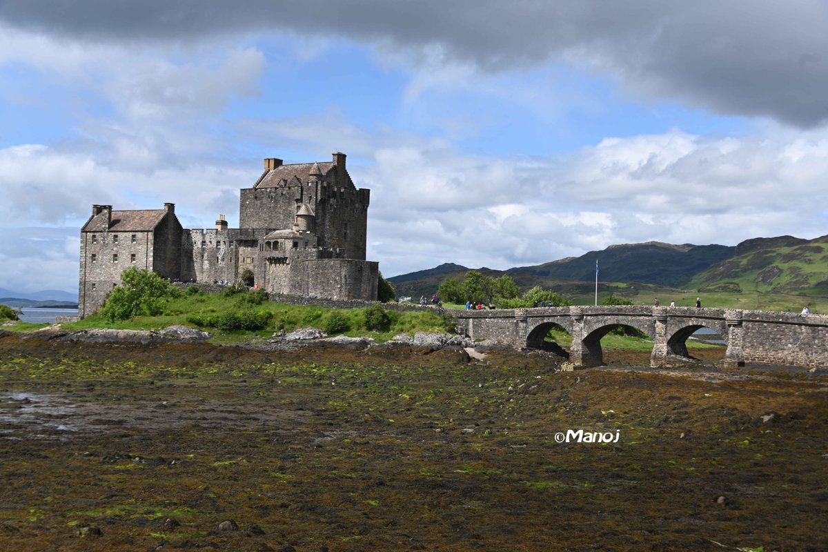 manojpandey66's tweet photo. Which one is a better photo? the gloomy castle or the vibrant castle? #light #Photography #PhotoOfTheDay #photographylovers #Nikon #TravelPhotography #monuments #Scotland #UK  #travel #photo #photograph #ExposureCompensation #exposure https://t.co/3J8OdcUdXl