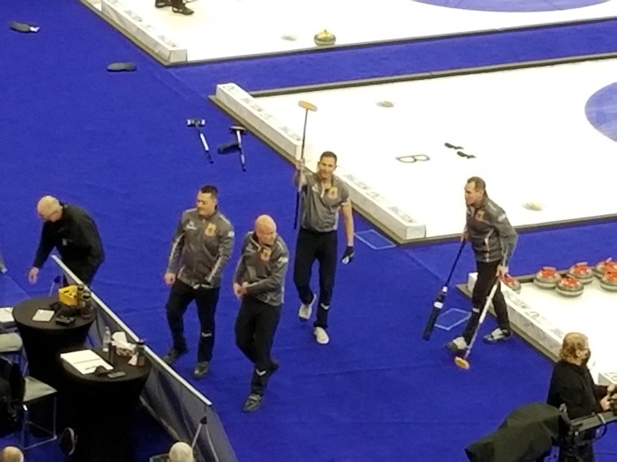 twinetime14's tweet photo. Koe is playoff bound
Epping draws open house for a single but hugs and handshakes
#MakeTheFinal
#MakeThePlayoffs
Koe 9 - Epping 3
Koe will advance to the SF tomorrow night
#Trials2021
#curling ๐ฅ https://t.co/cDWfiIqJuG