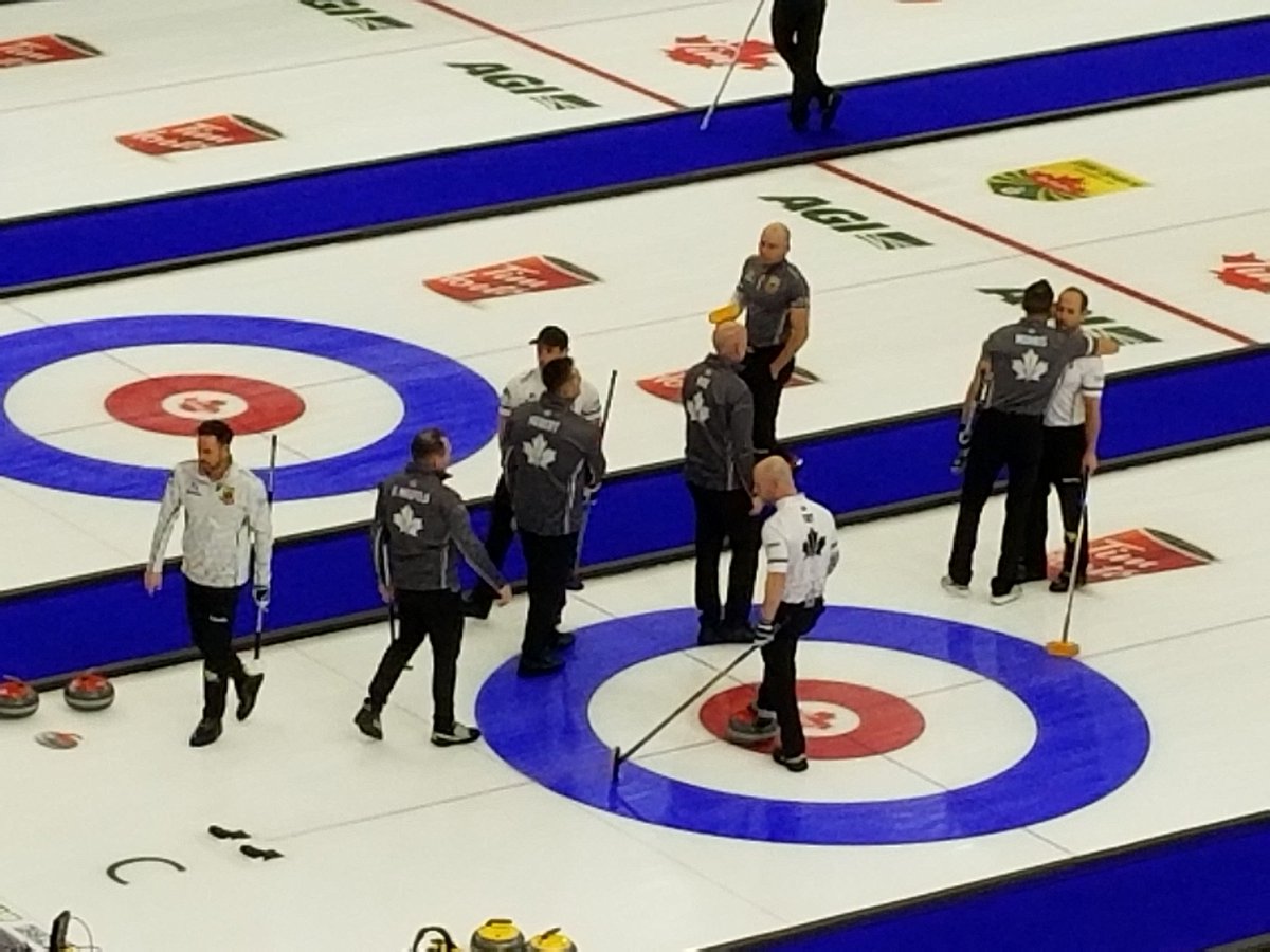 twinetime14's tweet photo. Koe is playoff bound
Epping draws open house for a single but hugs and handshakes
#MakeTheFinal
#MakeThePlayoffs
Koe 9 - Epping 3
Koe will advance to the SF tomorrow night
#Trials2021
#curling ๐ฅ https://t.co/cDWfiIqJuG