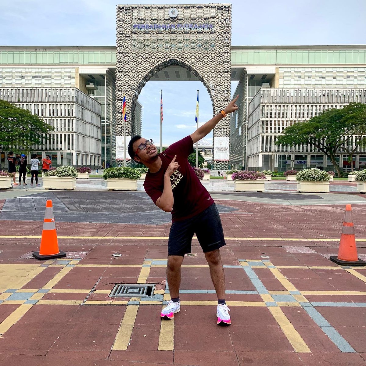 FuzDwarf's tweet photo. KLSCM VR 10km done &amp; dusted 
Target asal sub53 tapi berjaya langgar sub52 dengan bantuan pacer Abg Aziz, sweeper Nizam &amp; rakan TT Masha
Dan juga tukang sorak @QaiSuhaimi___ &amp; Ana
Previous PB: 55:17
New PB: 51:52
Target seterusnya HM Breaking 2 😁
#foxrunner #JFors #klscm2021vr https://t.co/8bQ3CGhxYH