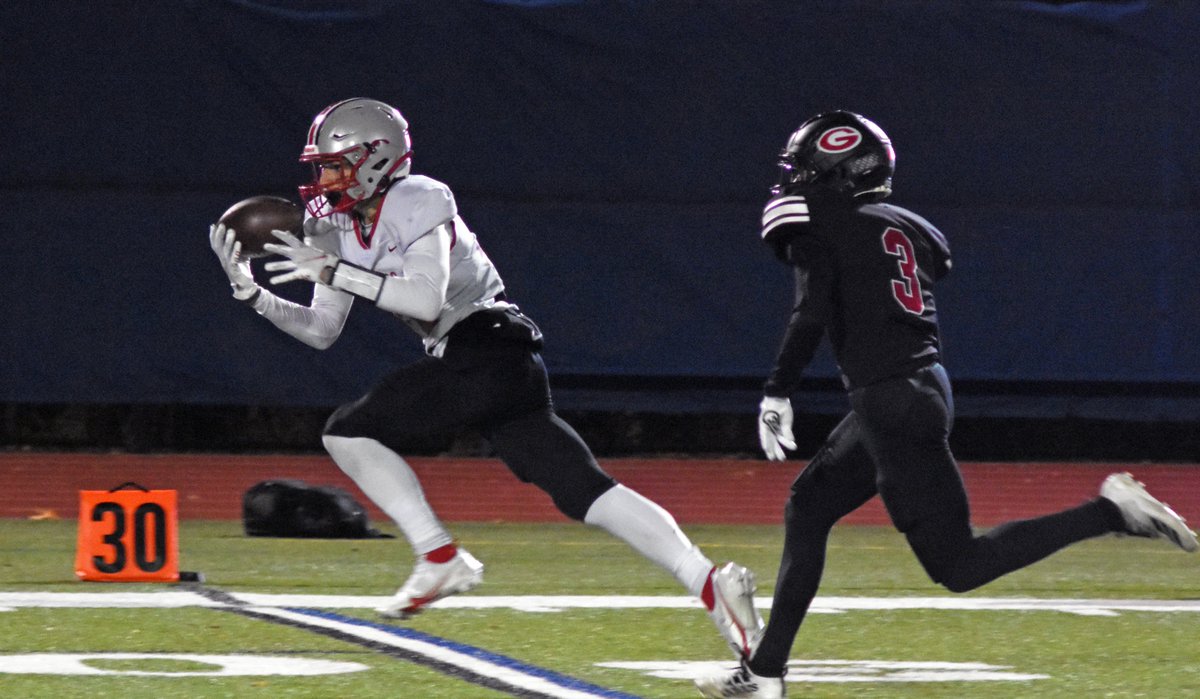DirectRays's tweet photo. #BigPlayTrey #TreyoftheDay @treyman35 delivers catch of the year in @SomersFootball 14-7 win over @garnet_football in @NYSPHSAA semis &amp; @ExaminerMedia was there to catch it too. #NoPlaceLikeDome #RoadToCuse vs CBA in Friday's NYS finals. https://t.co/6zK0ZcjW2J