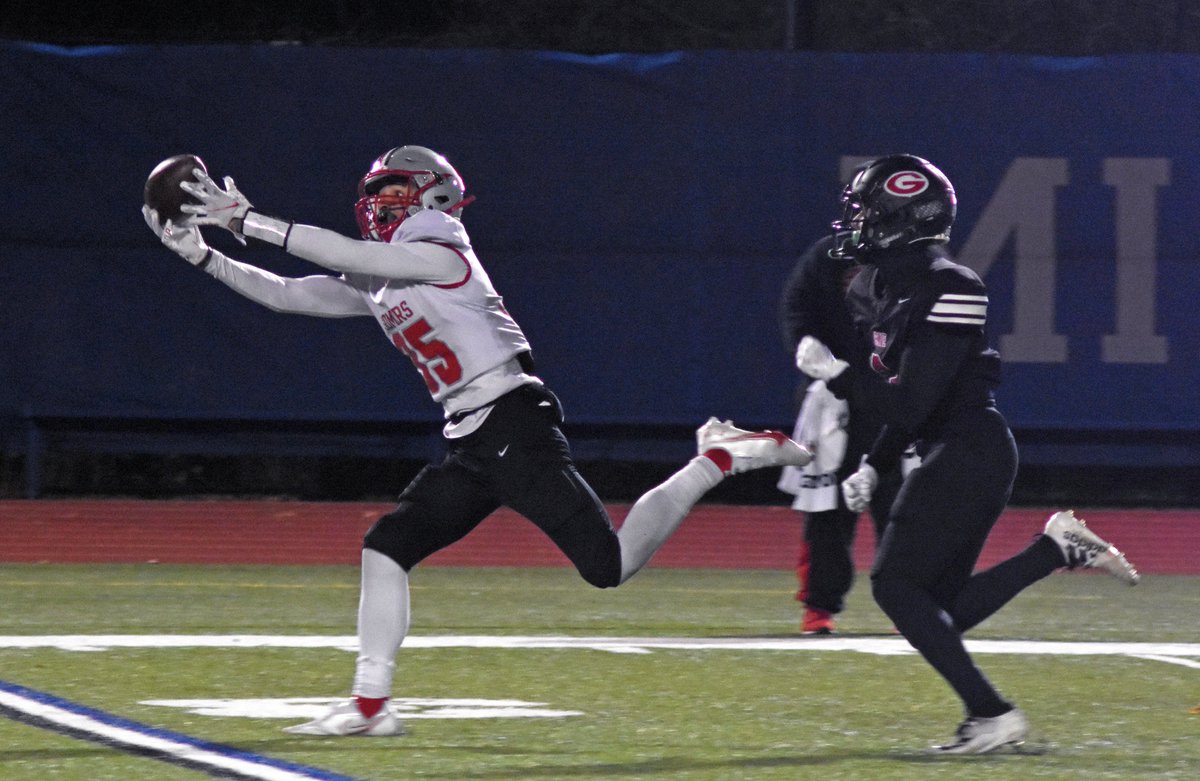 DirectRays's tweet photo. #BigPlayTrey #TreyoftheDay @treyman35 delivers catch of the year in @SomersFootball 14-7 win over @garnet_football in @NYSPHSAA semis &amp; @ExaminerMedia was there to catch it too. #NoPlaceLikeDome #RoadToCuse vs CBA in Friday's NYS finals. https://t.co/6zK0ZcjW2J