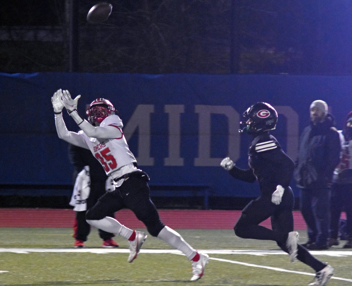 DirectRays's tweet photo. #BigPlayTrey #TreyoftheDay @treyman35 delivers catch of the year in @SomersFootball 14-7 win over @garnet_football in @NYSPHSAA semis &amp; @ExaminerMedia was there to catch it too. #NoPlaceLikeDome #RoadToCuse vs CBA in Friday's NYS finals. https://t.co/6zK0ZcjW2J