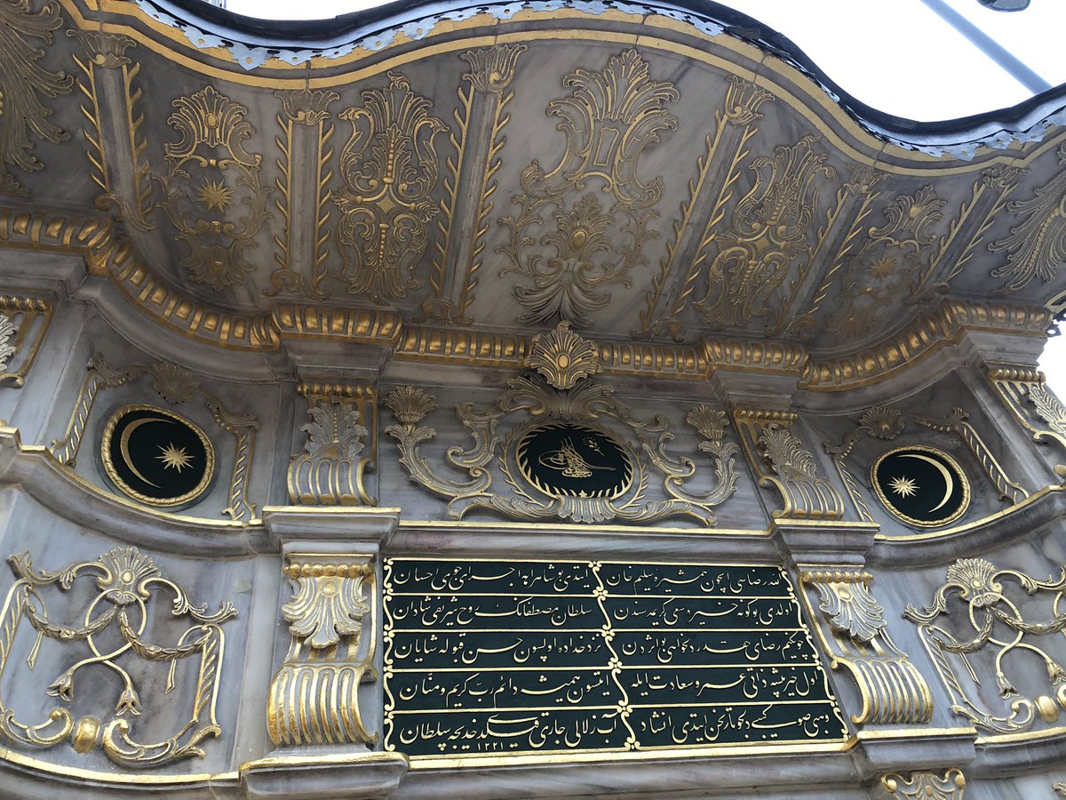 Zarafet, heybet ve ihtişam bir arada. Eminönü’ndeki Hatice Sultan Çeşmesi’nin kitabesi… Diyor ya “nerede o dağ gibi insanlar, nasıl doğdu bu fareler?”