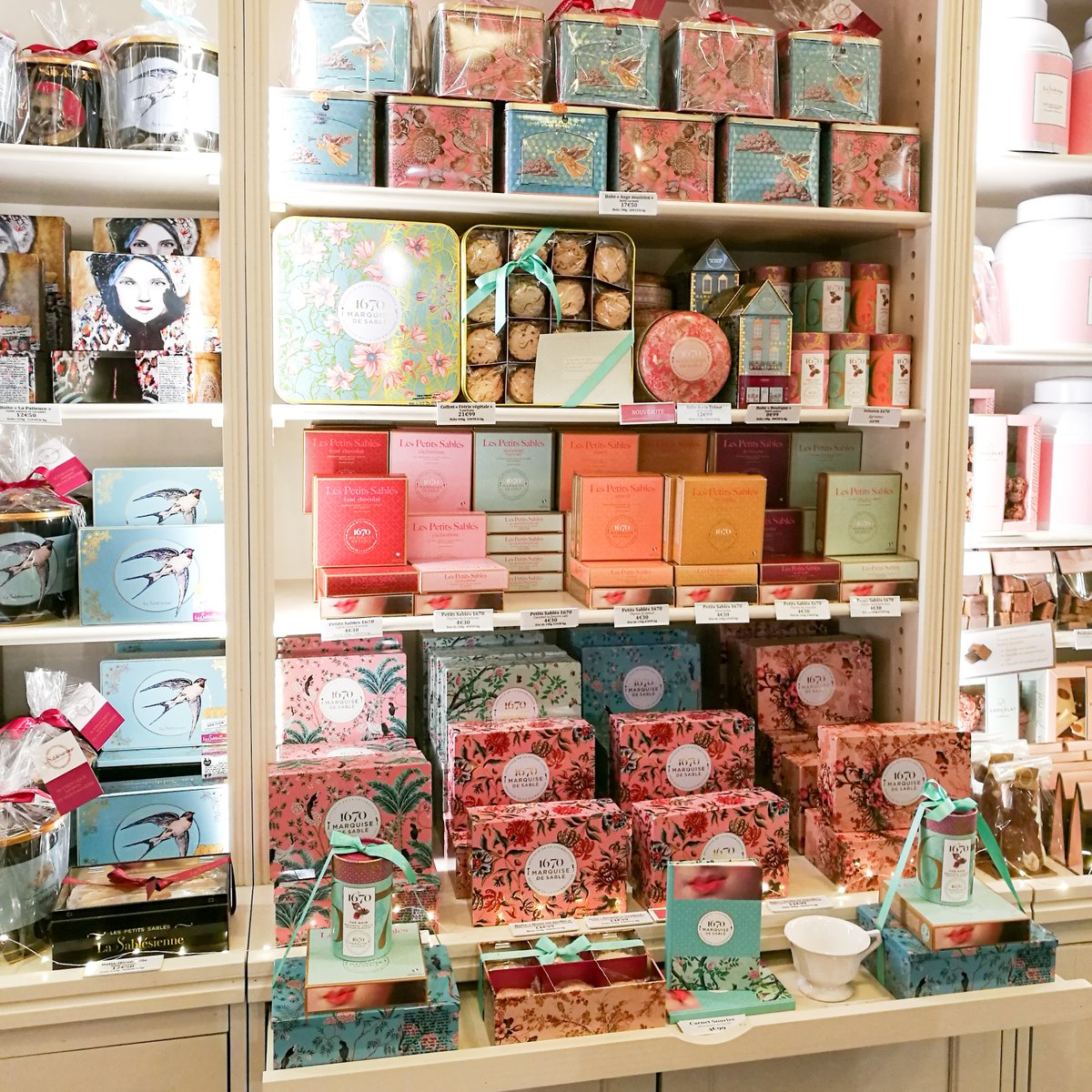 PaysGourmand's tweet photo. Sur mon blog, je vous invite à (re)découvrir l'univers doux et poétique de la boutique La Sablésienne d'#AngersÉtincelles> https://t.co/bNOWjIojTs Un régal pour les papilles, les pupilles et de belles idées cadeaux pour les gourmands #angersmaville #noel #gastronomie #foodangers https://t.co/2tSJdgYdi4