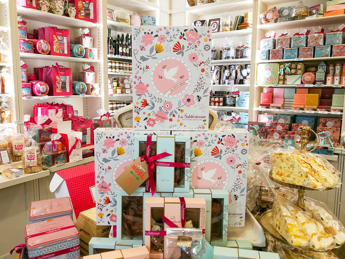 PaysGourmand's tweet photo. Sur mon blog, je vous invite à (re)découvrir l'univers doux et poétique de la boutique La Sablésienne d'#AngersÉtincelles> https://t.co/bNOWjIojTs Un régal pour les papilles, les pupilles et de belles idées cadeaux pour les gourmands #angersmaville #noel #gastronomie #foodangers https://t.co/2tSJdgYdi4