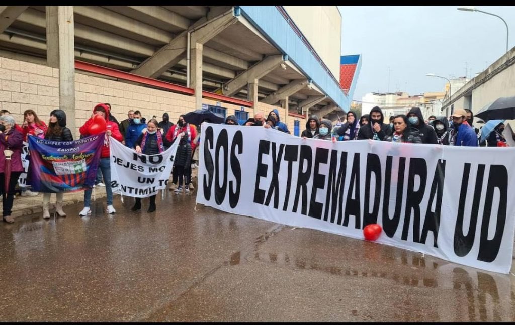 La Federación de Peñas del Extremadura exige una solución diariodeaficionesunidas.es/diario/2021/11… vía <a href="/AficionesUnidas/">Aficiones Unidas</a>