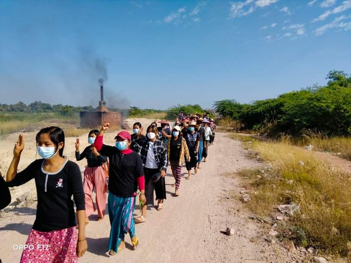 chithsuO's tweet photo. Several villages of northern #Salingyi and eastern #Yinmarpin villages staged a march protest against fascist army marking as being full of 8 months that Hero PhoChan had fallen.

#WhatsHappeningInMyanmar 
#Nov27Coup
#EndImpunity_EndVAW https://t.co/EcKsRoYT6I