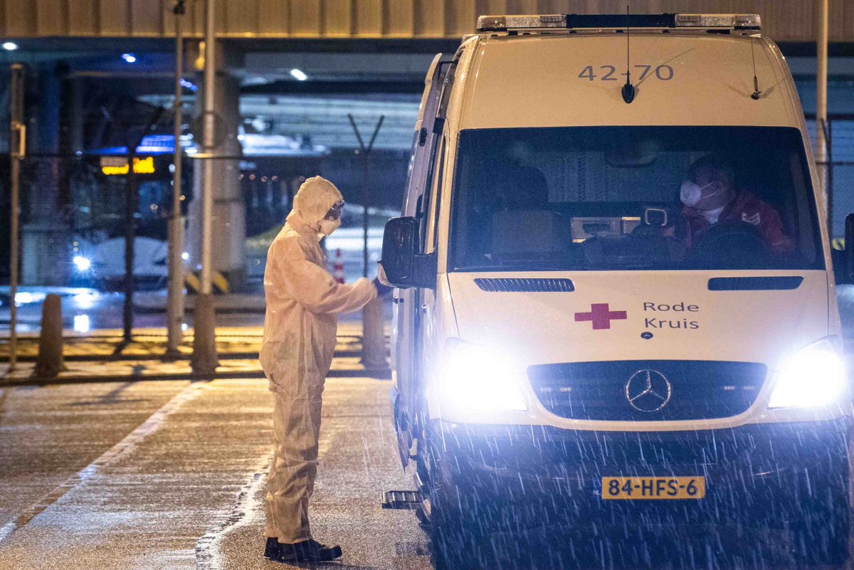 112meerlanden's tweet photo. #Schiphol - Evacuatie Covid-passagiers uit Zuid-Afrika - https://t.co/6L6hqd7LMh #Haarlemmermeer #covid #evacuatie https://t.co/xEf8rNOzv8