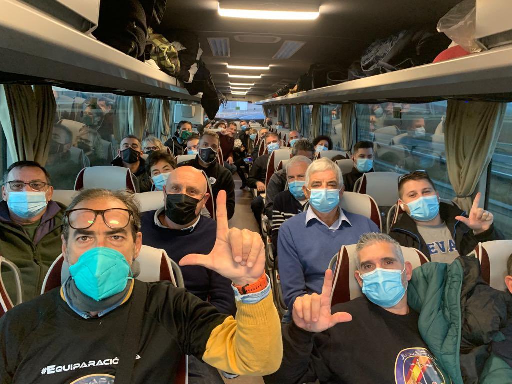 jusapolgranada's tweet photo. 🔥🔥Guerreros de @jusapolgranada,camino hacia Madrid #27N, para 📢decirle a nuestro @interiorgob lo contentos que estamos 🔥🔥
💪💪 Ánimo compañeros de @policia, @guardiacivil, policía local, familiares,amigos, etc💪💪
#EquiparacionYa 
#NoSomosUnGastoSuperfluo
@ideal_granada https://t.co/7I1dHTGZKy