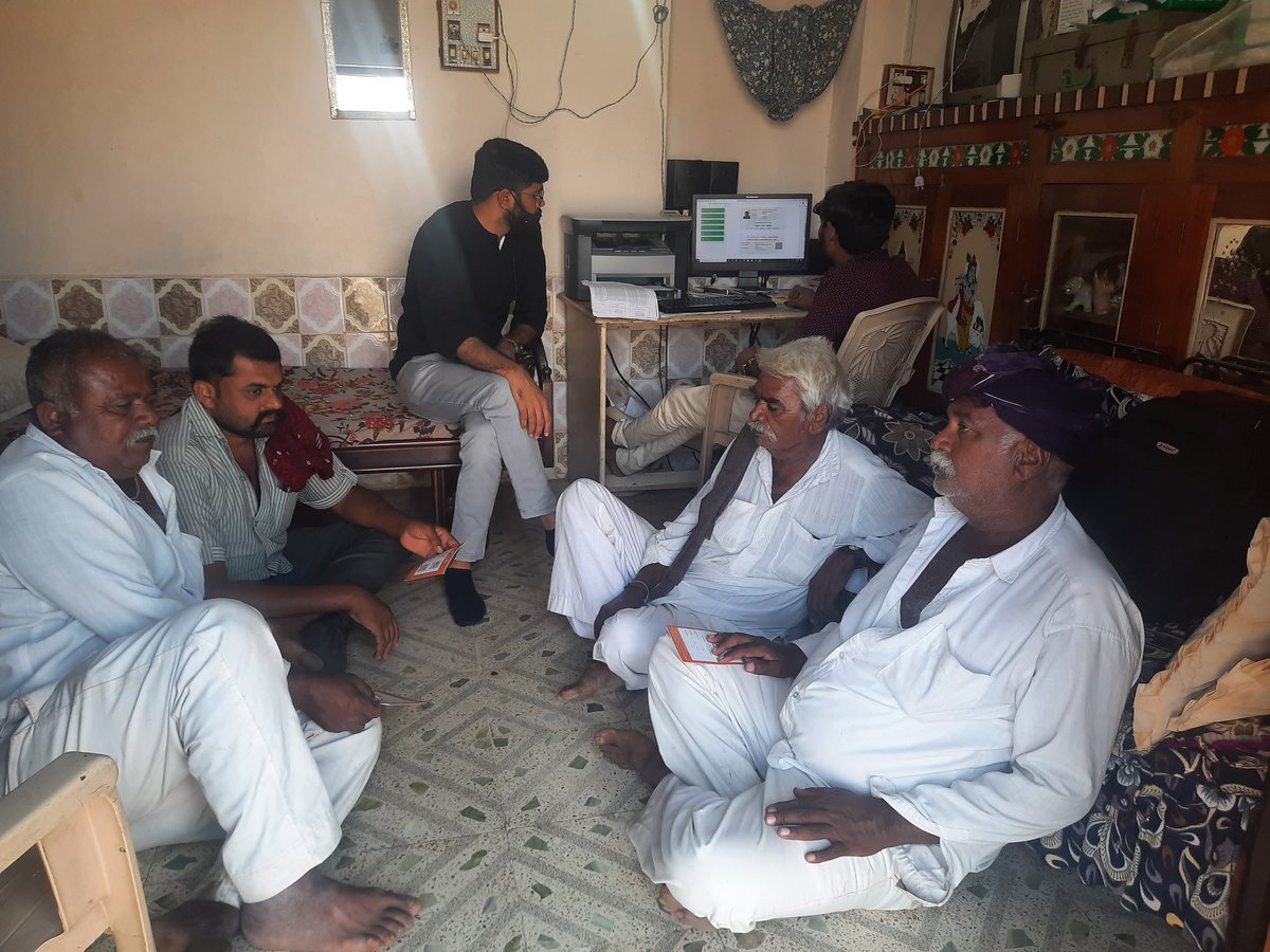 TDOSayla's tweet photo. આજ રોજ સાયલા તાલુકાના નડાળા અને ઓવનગઢ ગામે ઈ-શ્રમ કાર્ડ માટે ખાસ કેમ્પનું આયોજન કરવામાં આવ્યું. @DDOSURENDRANAGR @CollectorSRN @Info_Srn @DevabhaiMalam https://t.co/iBTSGpAx3H