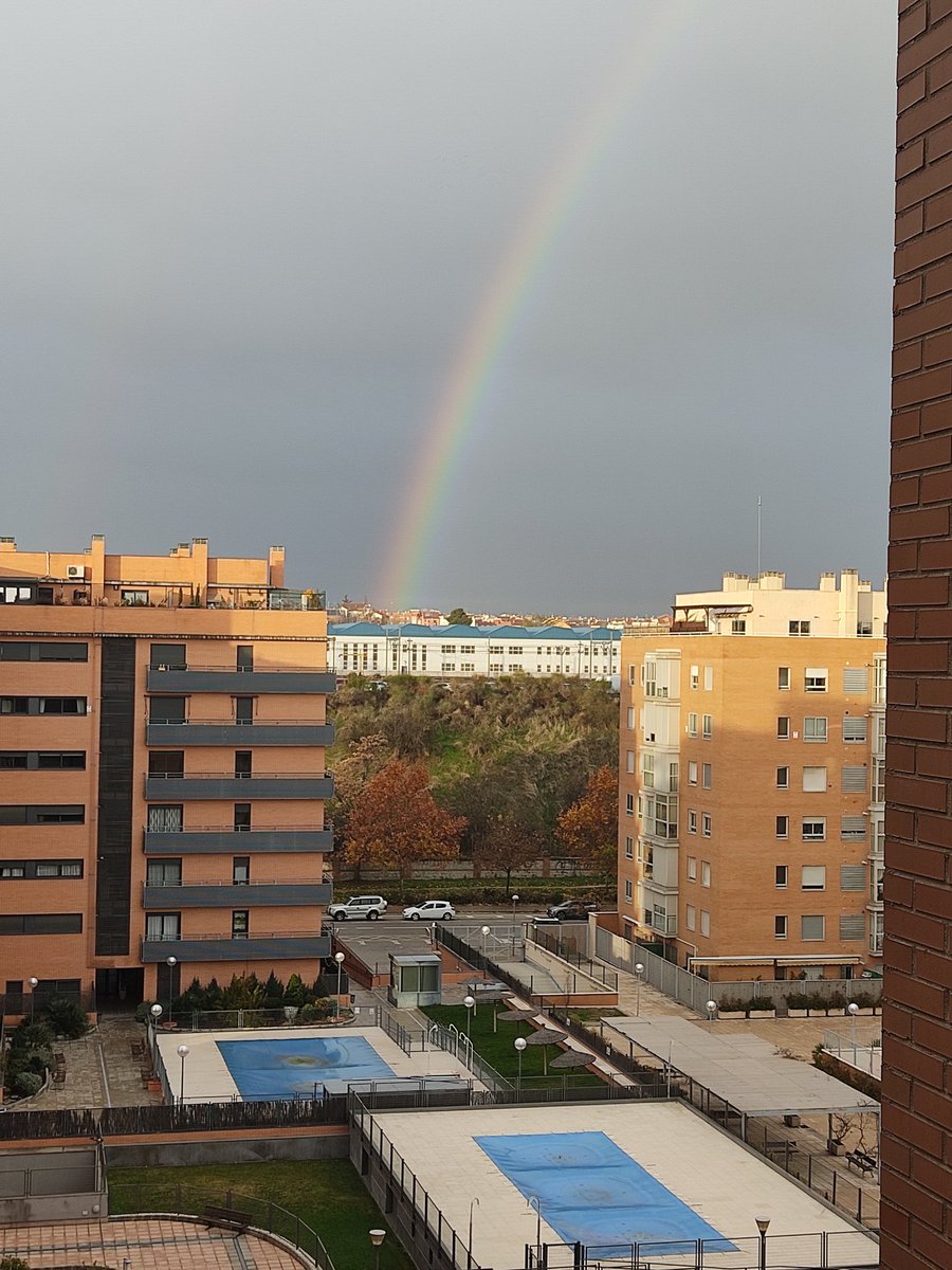 jlgabriel12's tweet photo. #BuenosDias a todos!!
Está claro que hay días en los que sólo abrir la ventana te pinta una sonrisa en la cara!!
Y unas gotitas más de agua para el campo, que falta le hacen 🌧️🌾
#APorElFinde!! https://t.co/nSmnSRCugT
